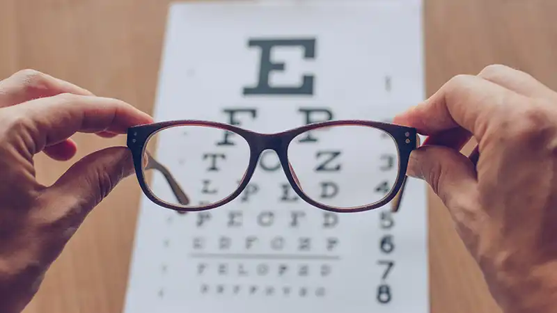 Brille und Sehtest
